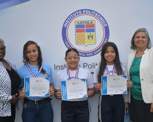 Loyola reconoce méritos académicos al celebrase el Día Nacional del Estudiante