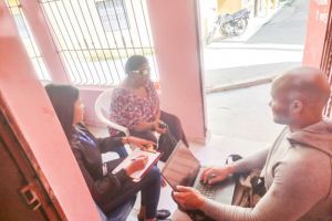 Centro Mipymes Loyola asiste a persona con discapacidad visual