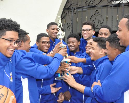 El rector del IPL recibió equipo de baloncesto tras ganar la II Copa Lawrence en Boston