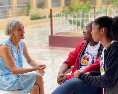 Estudiantes del IPL visitan Hogar de Ancianos en Baní