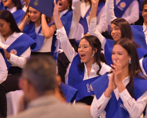 IPL gradúa a jóvenes de 8 provincias del país en su 71 aniversario