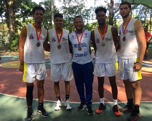 Loyola gana bronce en competencia de baloncesto universitario