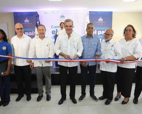 Inauguran Centro Estudiantil Loyola en presencia del presidente Abinader 